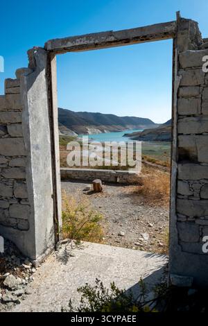 Aus der Vogelperspektive des Kouris Reservoir in der Nähe der verlassenen Kirche St. Nikolaus, Bezirk Limassol, Zypern. Stockfoto