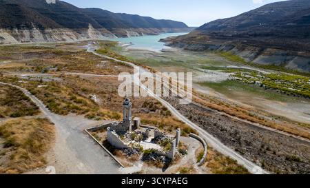 Aus der Vogelperspektive des Kouris Reservoir in der Nähe der verlassenen Kirche St. Nikolaus, Bezirk Limassol, Zypern. Stockfoto
