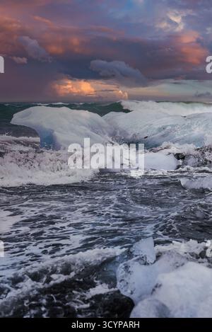 Gletschereis auf schwarzem Sand am Diamond Beach, Jokulsarlon, Island Stockfoto
