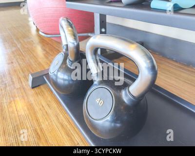 Blick auf einige Kettlebells in einem Fitnessraum. Stockfoto
