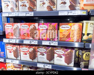 Los Angeles, Kalifornien, USA - 02-01-2023: Ein Blick auf mehrere Pakete von Haagen-Dazs Eisbars, ausgestellt in einem örtlichen Lebensmittelgeschäft. Stockfoto