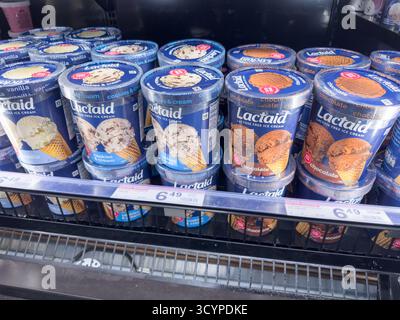 Los Angeles, Kalifornien, USA - 02-01-2023: Ein Blick auf mehrere Kartons laktosefreies Eis, ausgestellt in einem örtlichen Lebensmittelgeschäft. Stockfoto