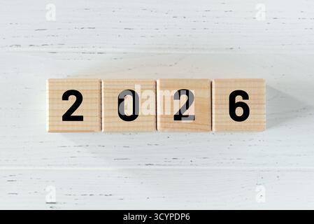Holzwürfel mit den Nummern 2026 auf weißem Hintergrund. Neujahrskarte Stockfoto