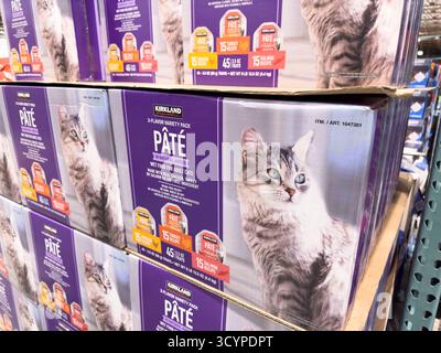 Los Angeles, Kalifornien, USA - 02-01-2023: Eine Ansicht mehrerer Fälle von Kirkland Signature Pate Packets Katzenfutter in Costco. Stockfoto