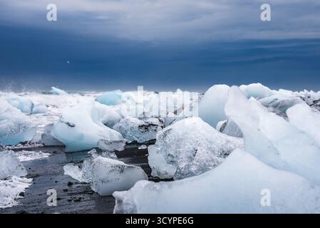Eisfragmente auf schwarzem Sand am Diamond Beach, Jokulsarlon, Island Stockfoto
