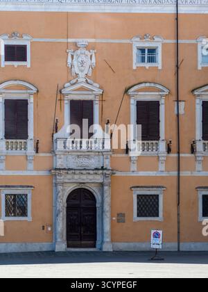 Pisa, Italien - 16. Oktober 2025 Palazzo della Carovana Fassadendetails auf der Piazza dei Cavalieri mit Haupteingang, Balkon und Wappen Stockfoto