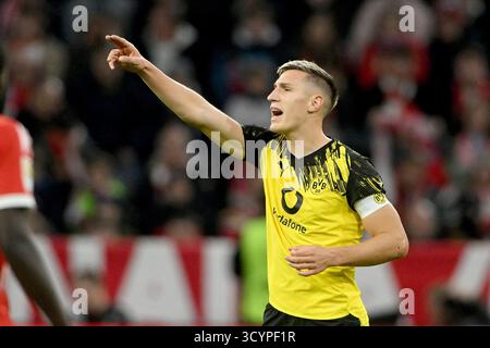 München, Deutschland. Oktober 2025. Fussball; Spieltag 07; 1. Bundesliga; Saison 2025/2026; FC Bayern München gegen Borussia Dortmund am 18.10.2025 in München. UBz: 04 Nico Schlotterbeck, Borussia Dortmund. Zeigen, Schreit. Quelle: dpa/Alamy Live News Stockfoto
