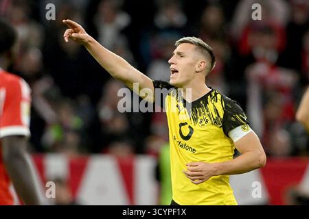 München, Deutschland. Oktober 2025. Fussball; Spieltag 07; 1. Bundesliga; Saison 2025/2026; FC Bayern München gegen Borussia Dortmund am 18.10.2025 in München. UBz: 04 Nico Schlotterbeck, Borussia Dortmund. Zeigen, Schreit. Quelle: dpa/Alamy Live News Stockfoto