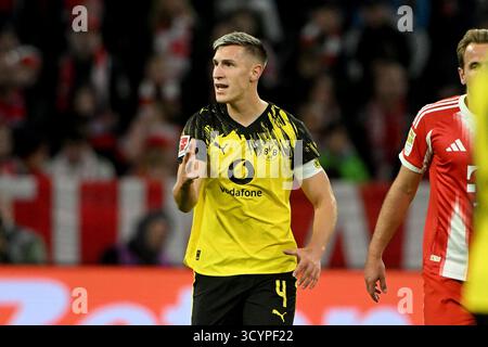 München, Deutschland. Oktober 2025. Fussball; Spieltag 07; 1. Bundesliga; Saison 2025/2026; FC Bayern München gegen Borussia Dortmund am 18.10.2025 in München. UBz: 04 Nico Schlotterbeck, Borussia Dortmund. Zeigen, Schreit. Quelle: dpa/Alamy Live News Stockfoto