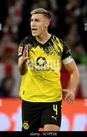 München, Deutschland. Oktober 2025. Fussball; Spieltag 07; 1. Bundesliga; Saison 2025/2026; FC Bayern München gegen Borussia Dortmund am 18.10.2025 in München. UBz: 04 Nico Schlotterbeck, Borussia Dortmund. Zeigen, Schreit. Quelle: dpa/Alamy Live News Stockfoto