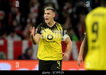 München, Deutschland. Oktober 2025. Fussball; Spieltag 07; 1. Bundesliga; Saison 2025/2026; FC Bayern München gegen Borussia Dortmund am 18.10.2025 in München. UBz: 04 Nico Schlotterbeck, Borussia Dortmund. Zeigen, Schreit. Quelle: dpa/Alamy Live News Stockfoto