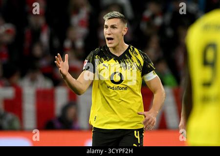 München, Deutschland. Oktober 2025. Fussball; Spieltag 07; 1. Bundesliga; Saison 2025/2026; FC Bayern München gegen Borussia Dortmund am 18.10.2025 in München. UBz: 04 Nico Schlotterbeck, Borussia Dortmund. Zeigen, Schreit. Quelle: dpa/Alamy Live News Stockfoto