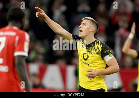 München, Deutschland. Oktober 2025. Fussball; Spieltag 07; 1. Bundesliga; Saison 2025/2026; FC Bayern München gegen Borussia Dortmund am 18.10.2025 in München. UBz: 04 Nico Schlotterbeck, Borussia Dortmund. Zeigen, Schreit. Quelle: dpa/Alamy Live News Stockfoto