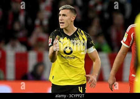 München, Deutschland. Oktober 2025. Fussball; Spieltag 07; 1. Bundesliga; Saison 2025/2026; FC Bayern München gegen Borussia Dortmund am 18.10.2025 in München. UBz: 04 Nico Schlotterbeck, Borussia Dortmund. Zeigen, Schreit. Quelle: dpa/Alamy Live News Stockfoto