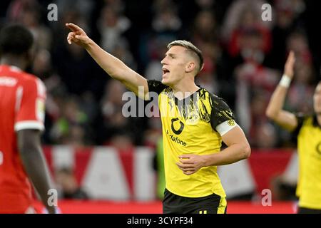 München, Deutschland. Oktober 2025. Fussball; Spieltag 07; 1. Bundesliga; Saison 2025/2026; FC Bayern München gegen Borussia Dortmund am 18.10.2025 in München. UBz: 04 Nico Schlotterbeck, Borussia Dortmund. Zeigen, Schreit. Quelle: dpa/Alamy Live News Stockfoto