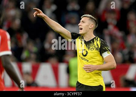 München, Deutschland. Oktober 2025. Fussball; Spieltag 07; 1. Bundesliga; Saison 2025/2026; FC Bayern München gegen Borussia Dortmund am 18.10.2025 in München. UBz: 04 Nico Schlotterbeck, Borussia Dortmund. Zeigen, Schreit. Quelle: dpa/Alamy Live News Stockfoto