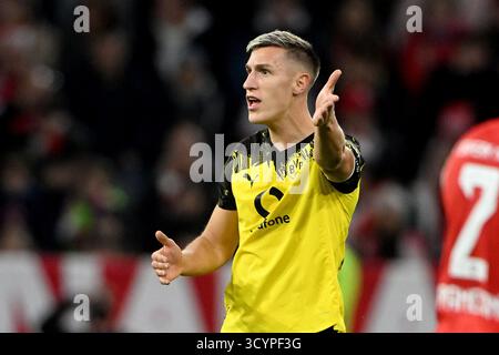 München, Deutschland. Oktober 2025. Fussball; Spieltag 07; 1. Bundesliga; Saison 2025/2026; FC Bayern München gegen Borussia Dortmund am 18.10.2025 in München. UBz: 04 Nico Schlotterbeck, Borussia Dortmund. Zeigen, Schreit. Quelle: dpa/Alamy Live News Stockfoto