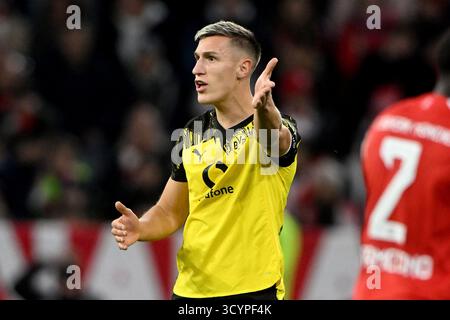 München, Deutschland. Oktober 2025. Fussball; Spieltag 07; 1. Bundesliga; Saison 2025/2026; FC Bayern München gegen Borussia Dortmund am 18.10.2025 in München. UBz: 04 Nico Schlotterbeck, Borussia Dortmund. Zeigen, Schreit. Quelle: dpa/Alamy Live News Stockfoto