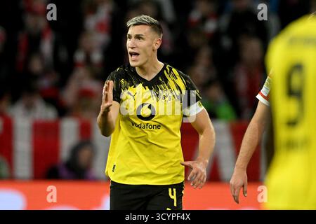 München, Deutschland. Oktober 2025. Fussball; Spieltag 07; 1. Bundesliga; Saison 2025/2026; FC Bayern München gegen Borussia Dortmund am 18.10.2025 in München. UBz: 04 Nico Schlotterbeck, Borussia Dortmund. Zeigen, Schreit. Quelle: dpa/Alamy Live News Stockfoto