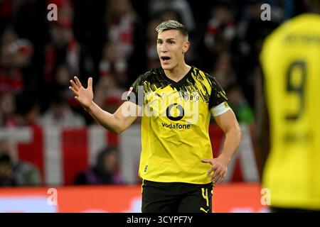 München, Deutschland. Oktober 2025. Fussball; Spieltag 07; 1. Bundesliga; Saison 2025/2026; FC Bayern München gegen Borussia Dortmund am 18.10.2025 in München. UBz: 04 Nico Schlotterbeck, Borussia Dortmund. Zeigen, Schreit. Quelle: dpa/Alamy Live News Stockfoto