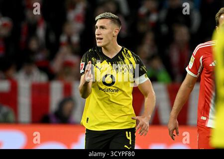 München, Deutschland. Oktober 2025. Fussball; Spieltag 07; 1. Bundesliga; Saison 2025/2026; FC Bayern München gegen Borussia Dortmund am 18.10.2025 in München. UBz: 04 Nico Schlotterbeck, Borussia Dortmund. Zeigen, Schreit. Quelle: dpa/Alamy Live News Stockfoto