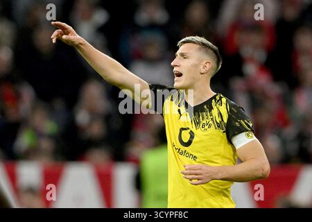 München, Deutschland. Oktober 2025. Fussball; Spieltag 07; 1. Bundesliga; Saison 2025/2026; FC Bayern München gegen Borussia Dortmund am 18.10.2025 in München. UBz: 04 Nico Schlotterbeck, Borussia Dortmund. Zeigen, Schreit. Quelle: dpa/Alamy Live News Stockfoto