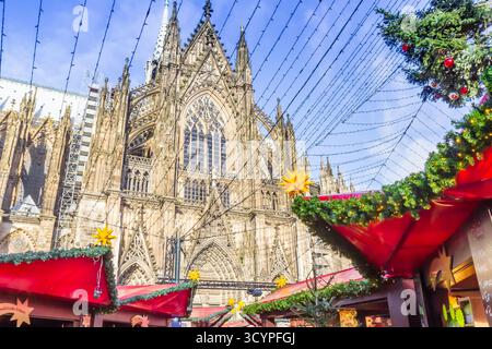 Traditioneller weihnachtsmarkt in der historischen Domkirche in Köln Stockfoto