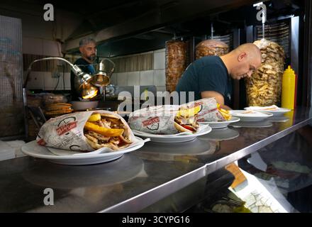 Cafe Restaurant mit Gyros auf Skopelos ia griechischer Insel in der westlichen Ägäis. Skopelos ist eine von mehreren Inseln, die den nördlichen Sp. Bilden Stockfoto