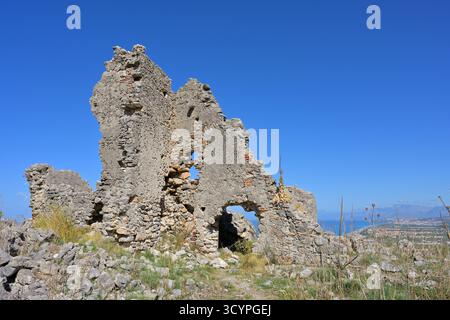 Mauerruinen eines baufälligen Hauses in der alten Burg von Cirella. Fernsicht vom Hügel hinunter zur kalabrischen Küste. Stockfoto