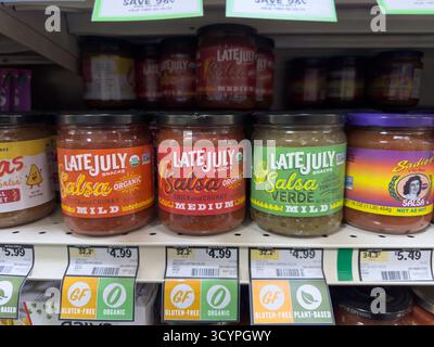 Los Angeles, Kalifornien, USA - 02-01-2023: Ein Blick auf mehrere Gläser mit Salsa-Snacks Ende Juli in einem örtlichen Lebensmittelgeschäft. Stockfoto