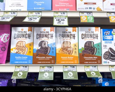 Los Angeles, Kalifornien, USA - 02-01-2023: Eine Ansicht mehrerer Kartons mit Catalina Crunch Sandwichkeksen, die in einem örtlichen Lebensmittelgeschäft ausgestellt werden. Stockfoto