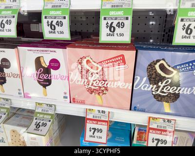 Los Angeles, Kalifornien, USA - 02-01-2023: Ein Blick auf mehrere Packungen von Van Leeuwen-Eisbars, ausgestellt in einem örtlichen Lebensmittelgeschäft. Stockfoto