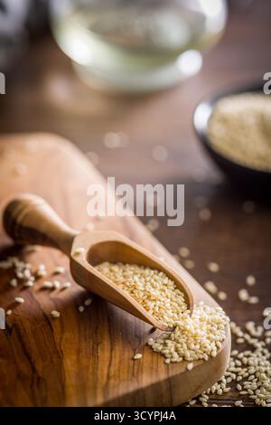 Gebratene Sesamsamen in einer Schaufel auf einem Holztisch. Stockfoto