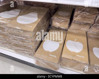 Los Angeles, Kalifornien, USA - 02-01-2023: Eine Ansicht mehrerer Pakete mit braunen Papiertüten, die in einem örtlichen Lebensmittelgeschäft ausgestellt werden. Stockfoto