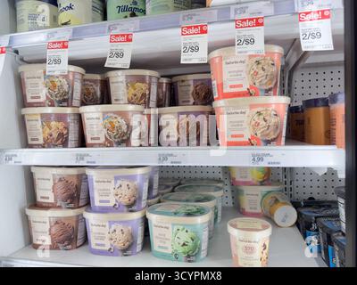Los Angeles, Kalifornien, USA - 02-01-2023: Eine Ansicht mehrerer Kartons mit Lieblingseis am Tag, ausgestellt in einem lokalen Target Store. Stockfoto