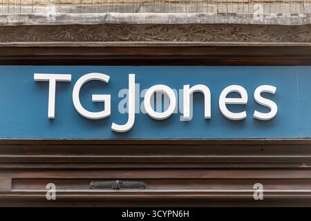 TG Jones Ladenschild in der Winchester High Street, ehemals eine Niederlassung von WH Smith, Hampshire, England, Großbritannien Stockfoto