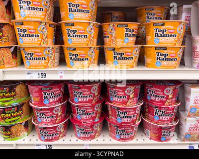 Los Angeles, Kalifornien, USA - 02-01-2023: Ein Blick auf mehrere Schüsseln von Nissin Top Ramen, ausgestellt in einem örtlichen Lebensmittelgeschäft. Stockfoto