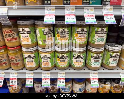 Los Angeles, Kalifornien, USA - 02-01-2023: Ein Blick auf mehrere Gläser mit noch einmal Nussbutter, die in einem örtlichen Lebensmittelgeschäft ausgestellt werden. Stockfoto