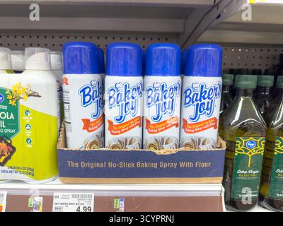 Los Angeles, Kalifornien, USA - 08.01.2023: Eine Ansicht mehrerer Dosen Baker Joy Kochspray im Laden. Stockfoto