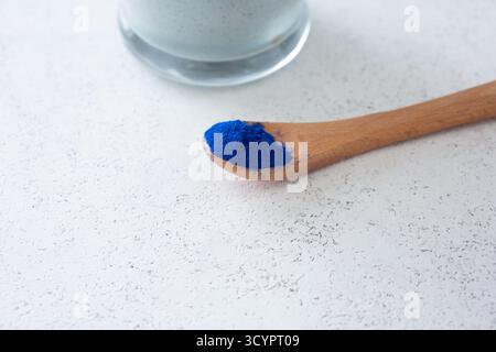 Ein Blick auf einen Löffel Spirulina-Pulver. Stockfoto
