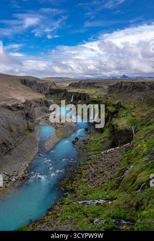 Türkisfarbener Fluss und Wasserfälle im Basalt Canyon, Island Highlands Stockfoto