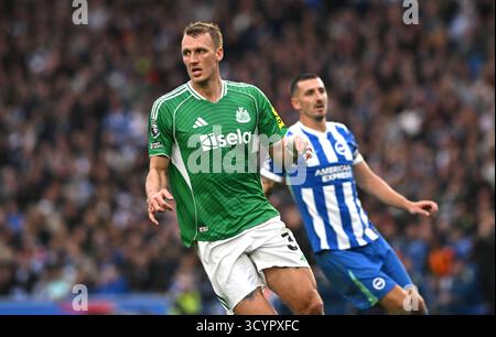 Dan Burn aus Newcastle während des Premier League-Spiels zwischen Brighton und Hove Albion und Newcastle United im American Express Stadium, Brighton, Großbritannien - 18. Oktober 2025 Foto Simon Dack / Teleobjektive nur redaktionelle Verwendung. Kein Merchandising. Für Football Images gelten Einschränkungen für FA und Premier League, inc. Keine Internet-/Mobilnutzung ohne FAPL-Lizenz. Weitere Informationen erhalten Sie bei Football Dataco Stockfoto