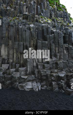 Basaltsäulenklippen am Strand Reynisfjara in der Nähe von Vik i Myrdal, Island Stockfoto