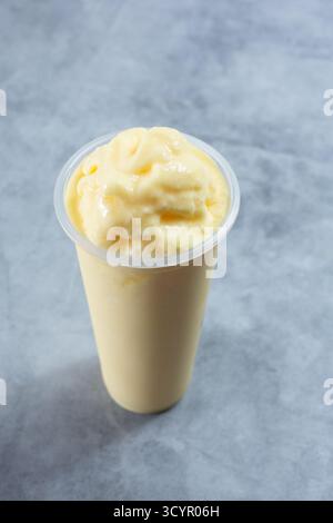 Ein Blick auf einen Mango-Smoothie. Stockfoto