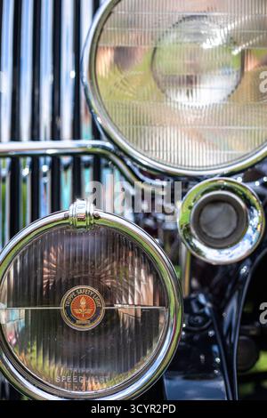 Nahaufnahme der großen runden Oldtimer-Scheinwerfer Stockfoto