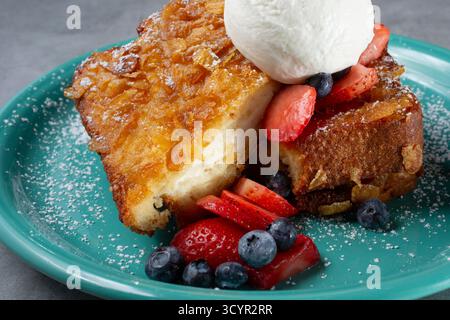 Eine Nahaufnahme eines Tellers mit gefülltem French Toast. Stockfoto