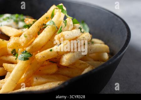 Eine Nahaufnahme eines Haufens Pommes frites. Stockfoto
