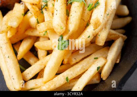 Ein Blick von oben auf einen Haufen Pommes frites. Stockfoto