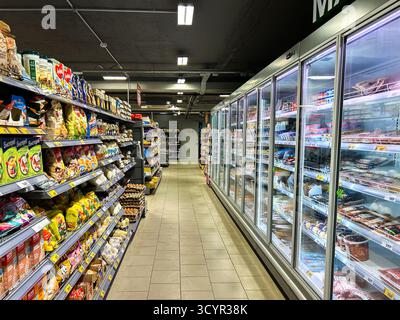 Kaliningrad, Russland 19.09.24 - Regale voller verschiedener Produkte im Lebensmittelgeschäft Pyaterochka Stockfoto