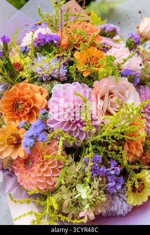 Sommerstrauß. Wunderschönes pastellfarbenes Blumenarrangement. Geburtstagsstrauß oder Hochzeitsstrauß aus Sommerblumen. Stockfoto